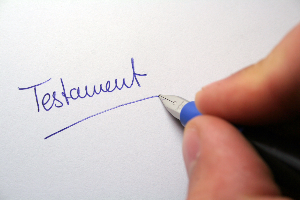 ein handgeschriebenes, privates testament sollte an einem sicheren ort verwahrt werden.